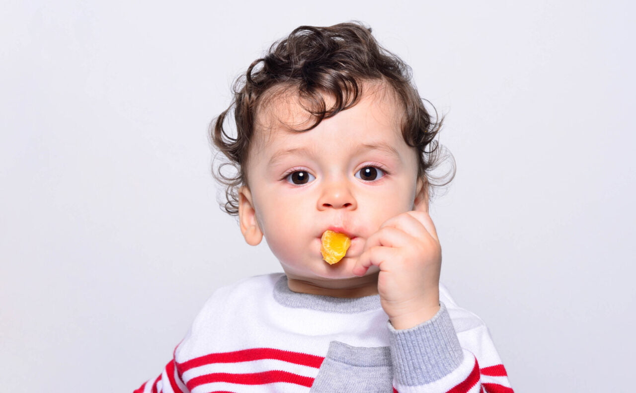 Bébé qui mange une clémentine 